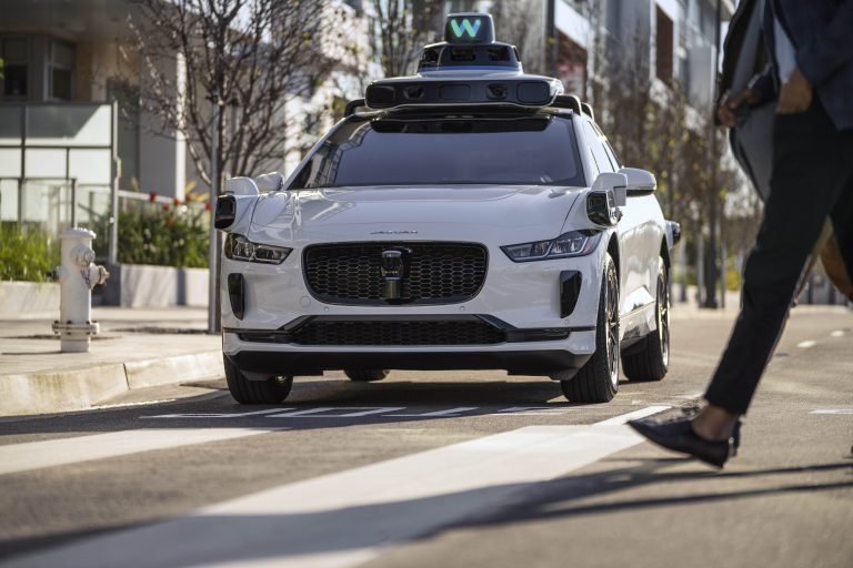Driverless “Robotaxi” Service Expands to Los Angeles