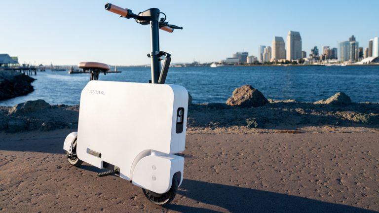 Honda “Motocompacto” Scooter Delivers EV Fun on Two Wheels